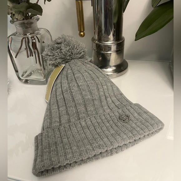 NWT Gray Michael Kors Women's Soft Pom-Pom Rib Knit Beanie Hat - Picture 1 of 8